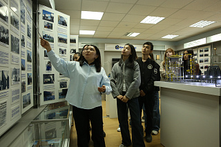 Школьникам из Астаны и студентам ТОU показали, как на ПНХЗ производят бензин и другие нефтепродукты.