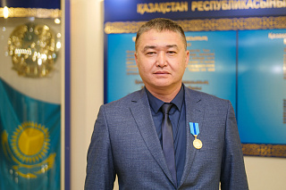 Работнику ПНХЗ вручили медаль «Ерен еңбегі үшін» 