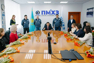 Генеральный директор ТОО "ПНХЗ" Куаныш Бишимов поздравил руководителей подразделений-женщин с наступающим Международным женским днём 8 Марта