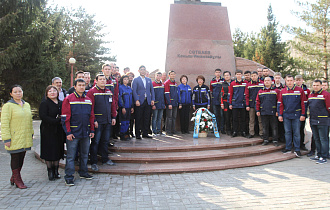 Коллектив Павлодарского нефтехимического завода почтил память академика Каныша Сатпаева