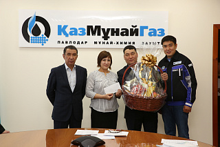 Павлодарский нефтехимический завод вручил подарки многодетным семьям своих сотрудников к Наурызу