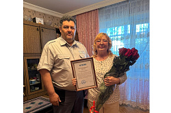 Родителям работника ПНХЗ вручили благодарственное письмо