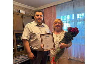 Родителям работника ПНХЗ вручили благодарственное письмо